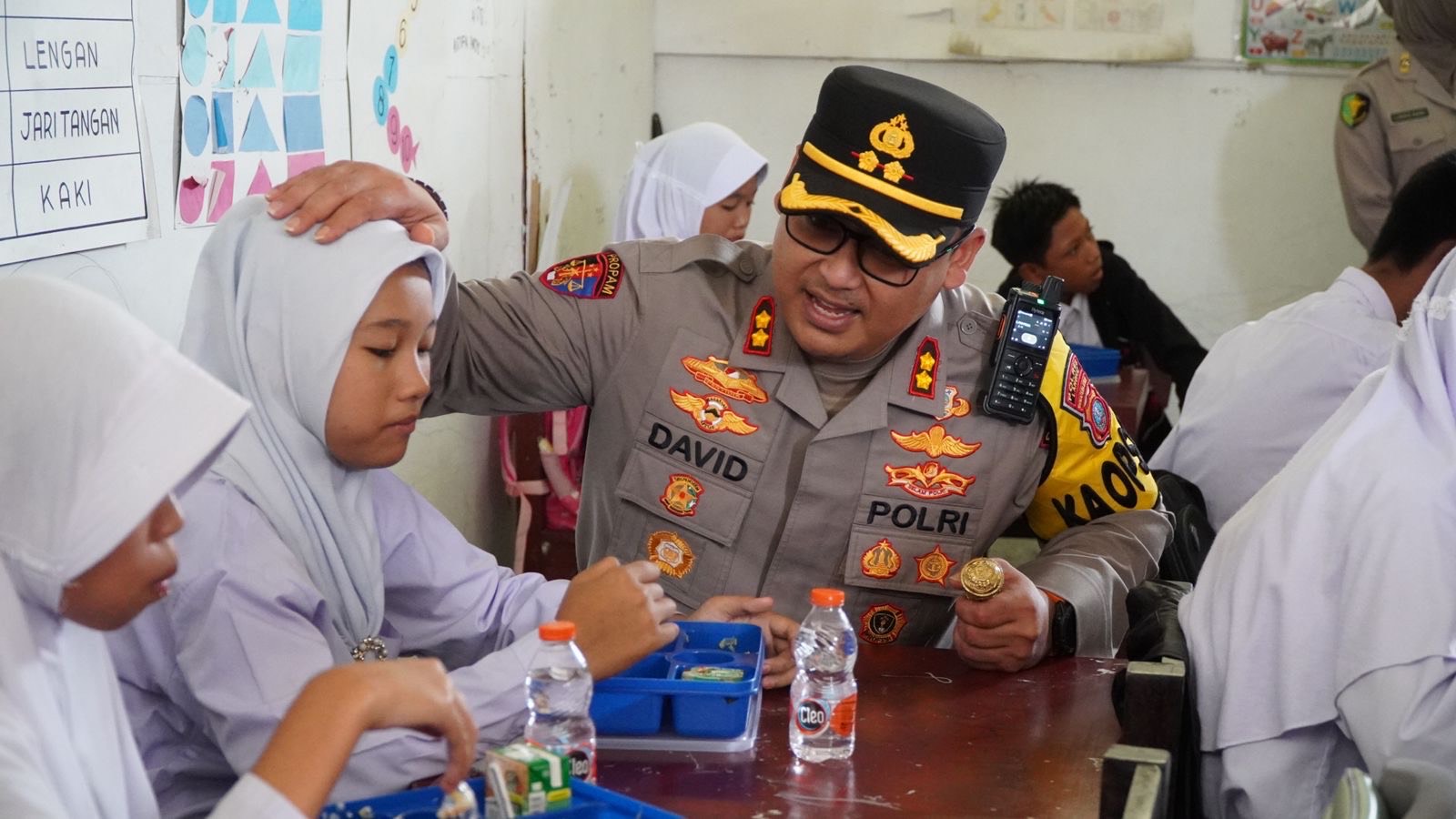 Polres dan Pemkab Langkat Bagikan Makan Siang Bergizi Gratis di SLB Negeri Stabat