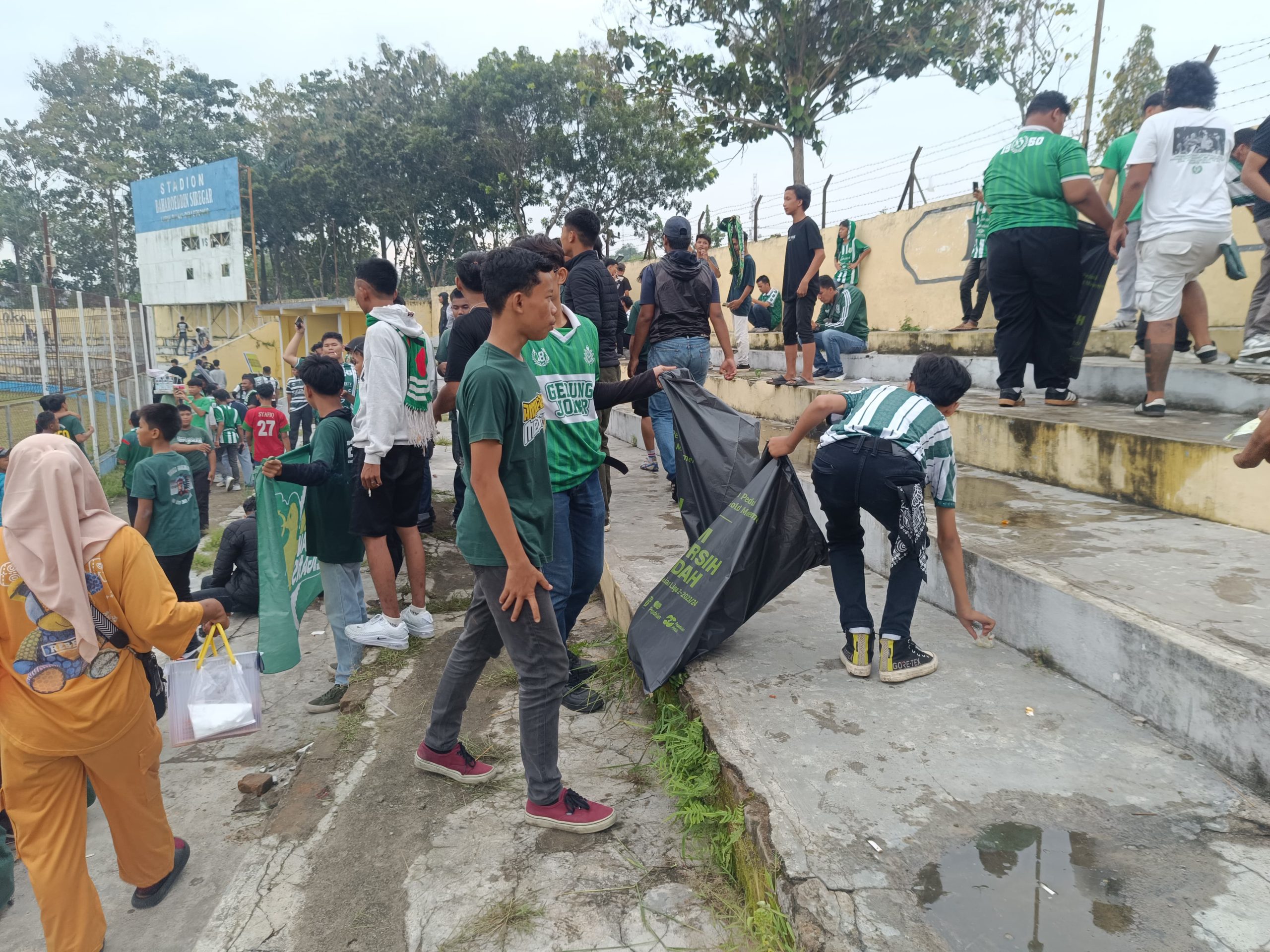 PT Pegadaian dan Suporter PSMS Gelar Aksi Bersih Stadion: Dukung Pengelolaan Sampah dan Pelestarian Lingkungan