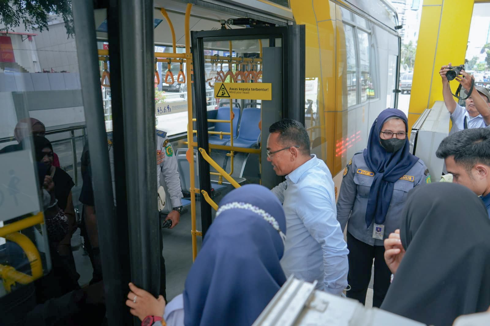 Wakil Wali Kota Medan Gunakan Bus Listrik Berangkat ke Kantor