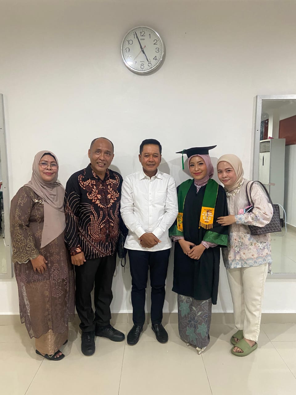 Salah seorang wisudawati magister kedokteran kulit berfoto bersama Rektor USU seusai acara wisuda.
