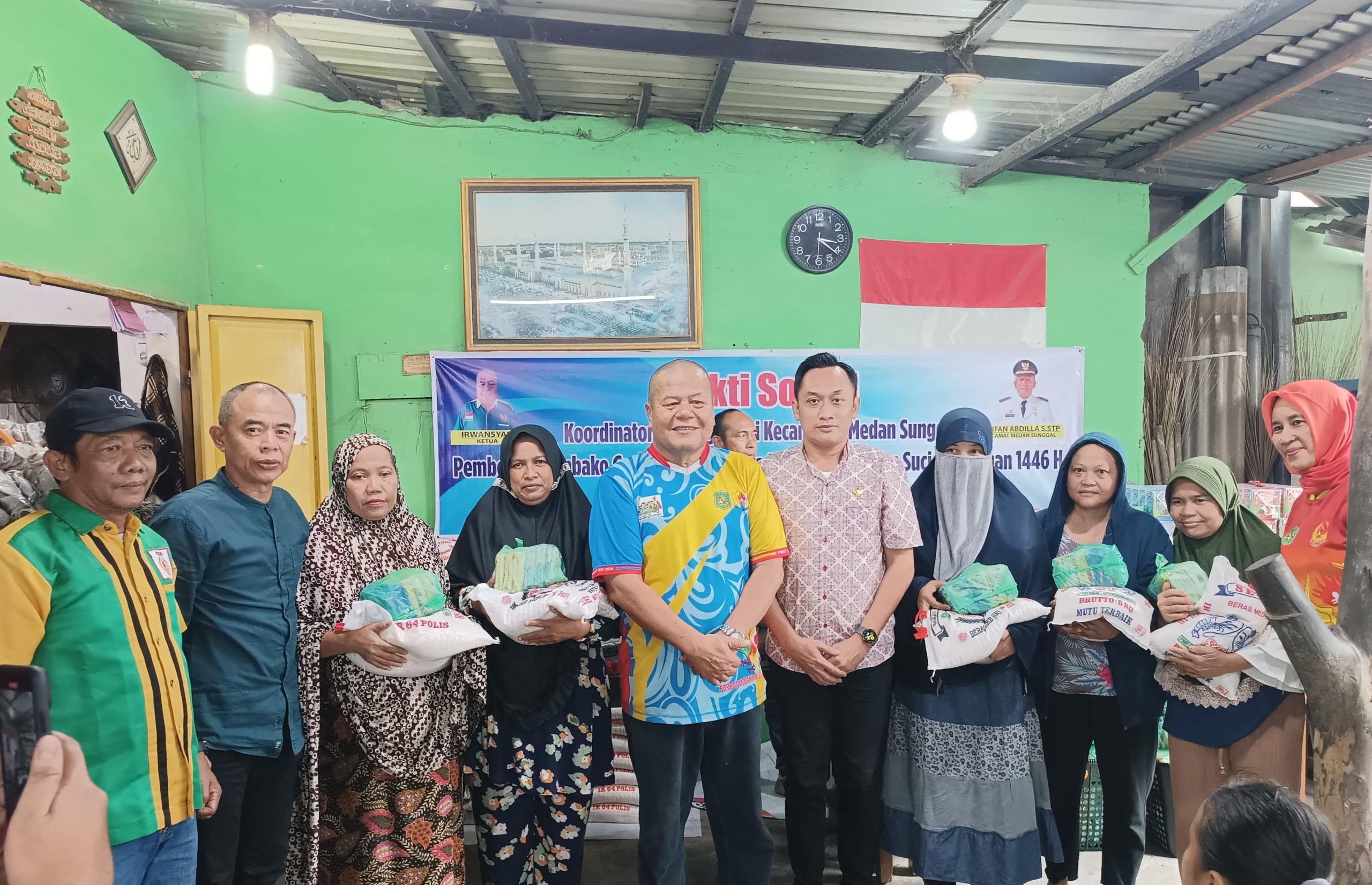 Sambut Puasa Ramadhan, KONI Medan dan Koordinator Olahraga Kecamatan Medan Sunggal Berbagi Sembako Gratis
