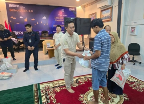 Bapekis BRI BO Panyabungan Bagikan Sembako Ke Fakir Miskin dan Dhuafa