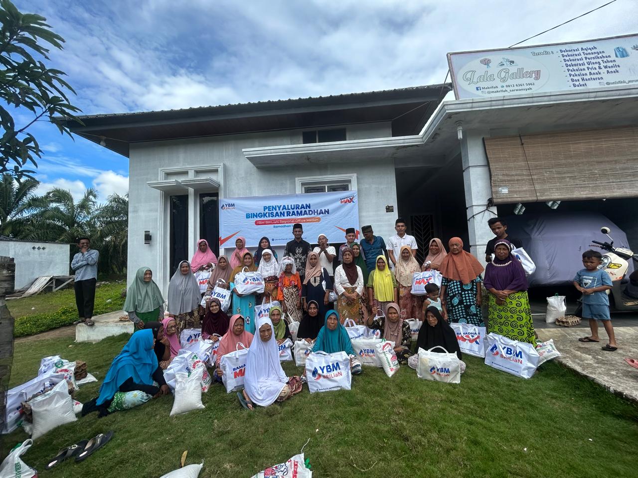 YBM BRI Panyabungan Salurkan Bingkisan Ramadhan di Desa Pasar V Natal