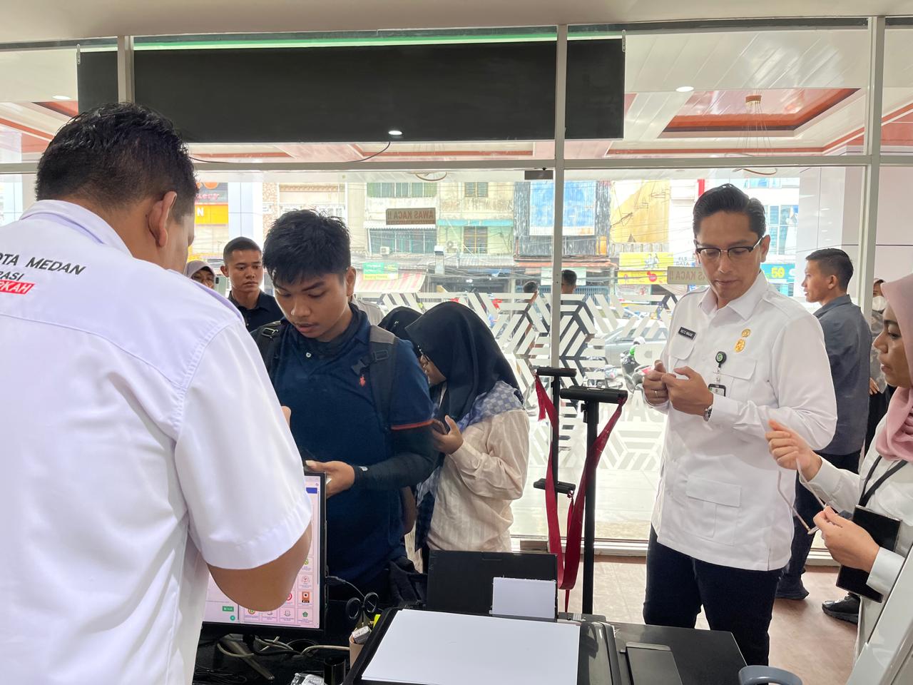 Rico Waas Kunjungi Mal Pelayanan Publik, Baru 5 Menit Pelayanan Online KTP Dibuka, Langsung Habis