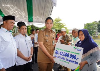 Apresiasi Telah Bertugas dengan Tulus, Rico Waas Serahkan Dana Jasa Pelayanan kepada 13.673 Pelayan Masyarakat