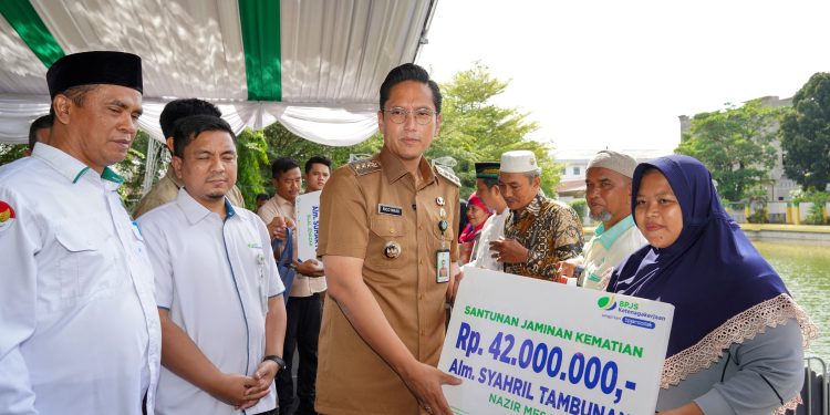 Apresiasi Telah Bertugas dengan Tulus, Rico Waas Serahkan Dana Jasa Pelayanan kepada 13.673 Pelayan Masyarakat