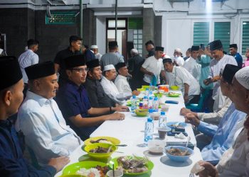 Buka Puasa Bersama Ribuan Jamaah Masjid Musabbihin, Wali Kota Rico: Kebersamaan Sangat Berarti Dukung Pembangunan