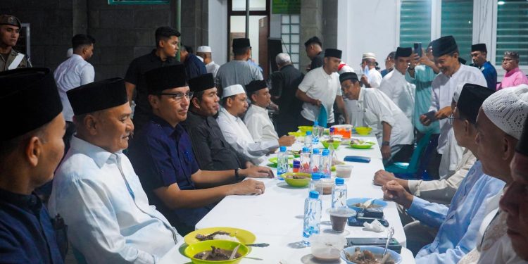 Buka Puasa Bersama Ribuan Jamaah Masjid Musabbihin, Wali Kota Rico: Kebersamaan Sangat Berarti Dukung Pembangunan