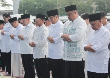 Maknai Idulfitri Dapat Keberkahan, Wali Kota Rico Bersama Ribuan Warga Shalat Ied di Lapangan Merdeka