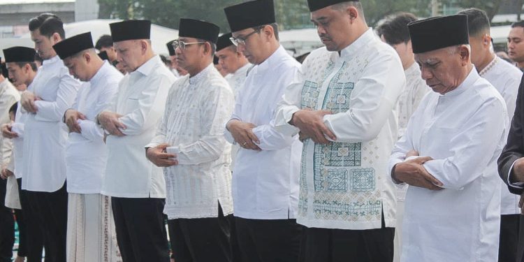 Maknai Idulfitri Dapat Keberkahan, Wali Kota Rico Bersama Ribuan Warga Shalat Ied di Lapangan Merdeka