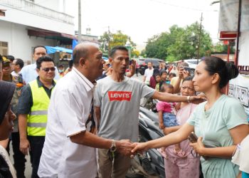 Serahkan Bantuan, Bupati Langkat Janji Rehabilitasi Rumah Warga Babalan yang Terbakar
