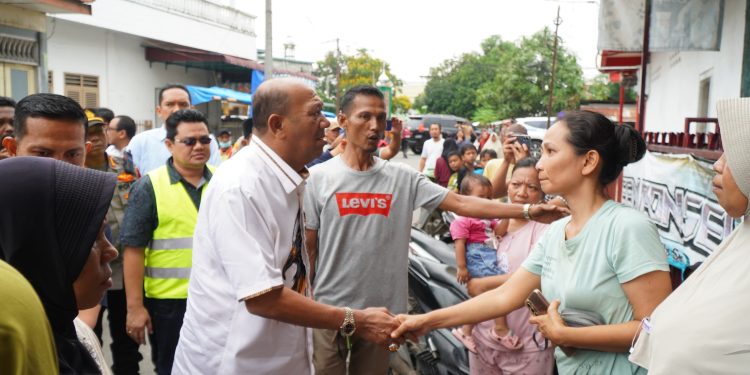 Serahkan Bantuan, Bupati Langkat Janji Rehabilitasi Rumah Warga Babalan yang Terbakar