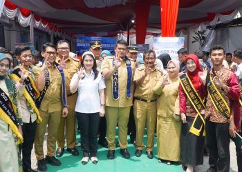 Wakil Bupati Langkat Tiorita Br Surbakti sambut kedatangan Wakil Menteri Pembangunan Keluarga Berencana dan Keluarga (Wamendukbangga)/BKKBN, Ratu Ayu Isyana Bagoes Oka, Senin (21/4/25) di Puskesmas Tanah Tinggi, Binjai Timur, Kota Binjai. (koranmedan)