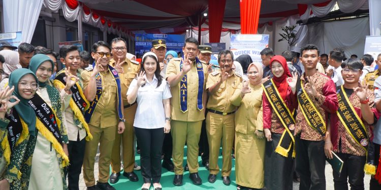 Wakil Bupati Langkat Tiorita Br Surbakti sambut kedatangan Wakil Menteri Pembangunan Keluarga Berencana dan Keluarga (Wamendukbangga)/BKKBN, Ratu Ayu Isyana Bagoes Oka, Senin (21/4/25) di Puskesmas Tanah Tinggi, Binjai Timur, Kota Binjai. (koranmedan)