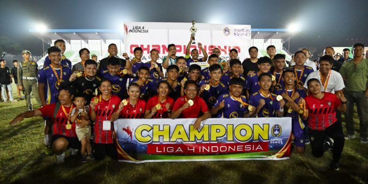 Serahkan Piala Juara Liga 4, Gubernur Bobby Harapkan Sepakbola Sumut Makin Berkembang