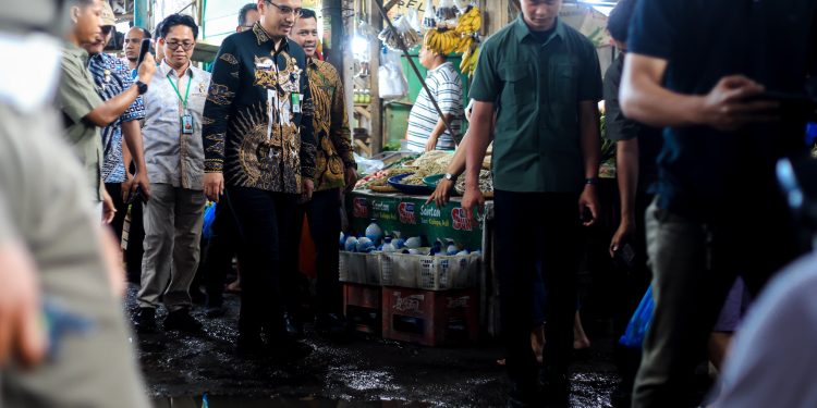 Tinjau Pasar Simalingkar Terkait Keluhan Masyarakat, Rico Waas: Besok Normalisasi Drainase Dilakukan