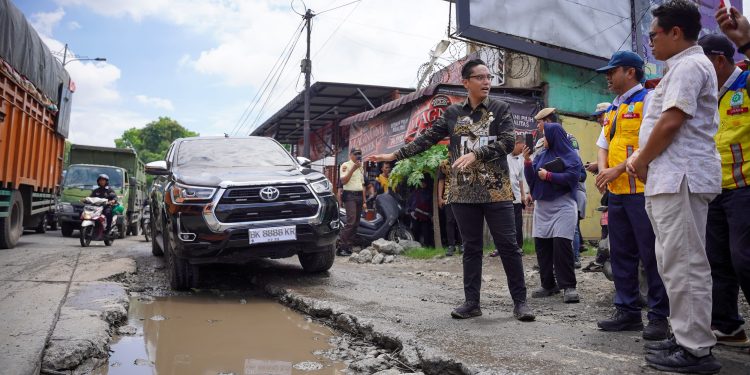 Rusak Parah dan Picu Kemacetan, Wali Kota Rico Minta Balai Besar Jalan Nasional Perbaiki Jalan Simpang KIM