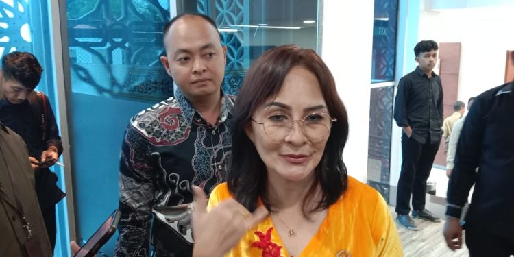 Megawati Zebua Klarifikasi Isu Cekik Pramugari: “Saya Hanya Ingin Membantu Penumpang Lansia”