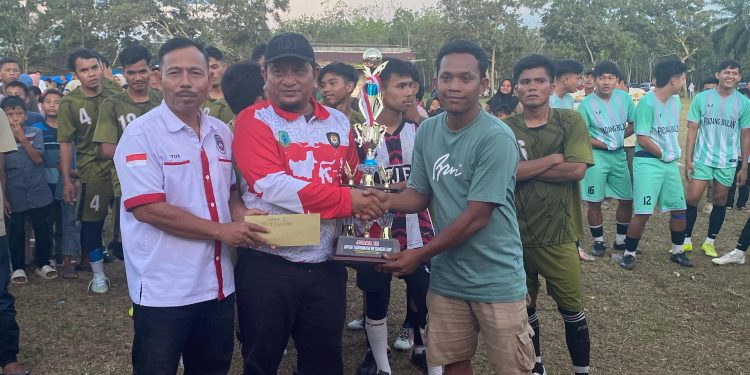 Bupati Tutup Turnamen Sepakbola Resimga 2025, Resimga Juara