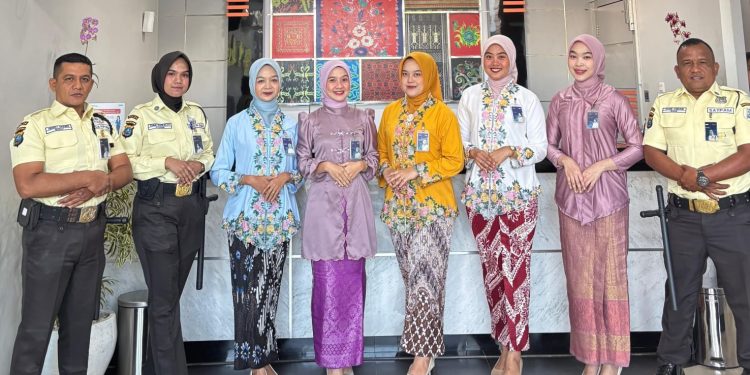Di Momen Kartini, Karyawati BRI Panyabungan Anggun Dengan Balutan Kebaya