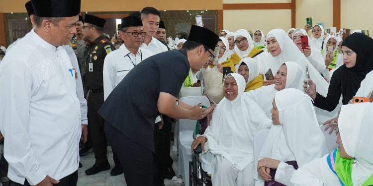 Tepung Tawar 2.635 Calhaj, Wali Kota Rico Titipkan Pesan Jaga Kesehatan dan Do’akan Kota Medan Lebih Baik