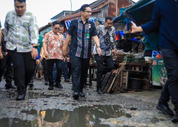 Tinjau Jalan Rusak dan Tanah Amblas di Pasar Lau Cih,Wali Kota Rico: Pekan Depan Diperbaiki