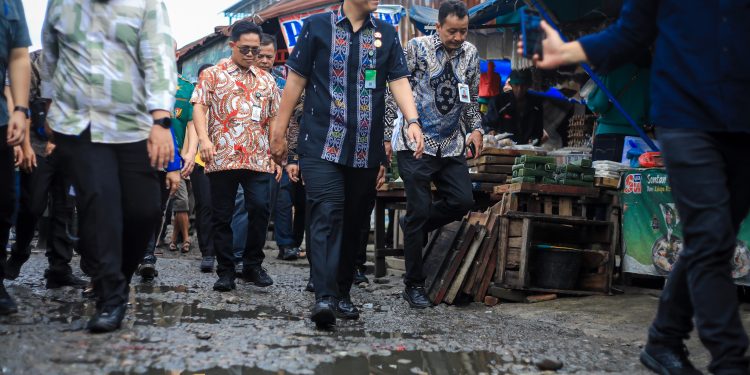 Tinjau Jalan Rusak dan Tanah Amblas di Pasar Lau Cih,Wali Kota Rico: Pekan Depan Diperbaiki