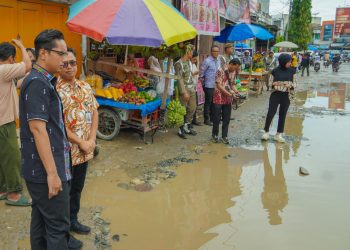 Ganggu Aktivitas Masyarakat dan Pedagang, Wali Kota Rico Segera Perbaiki Jalan Sunggal yang Rusak Berat