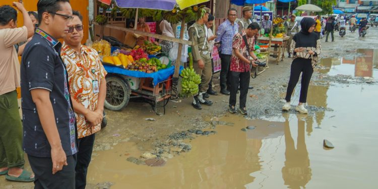 Ganggu Aktivitas Masyarakat dan Pedagang, Wali Kota Rico Segera Perbaiki Jalan Sunggal yang Rusak Berat