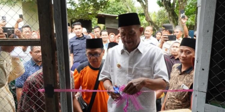 Bupati Langkat Serahkan Kunci Program Bedah Rumah di Selesai