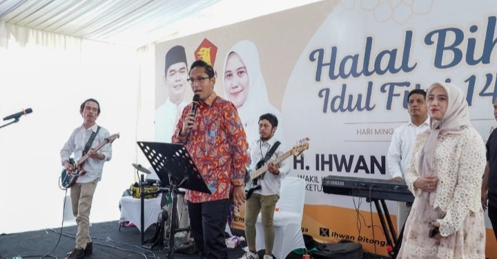 Bawakan Lagu Wali, Rico Waas Dapat Aplaus Meriah di Halalbihalal Rumah Wakil Ketua DPRD Sumut