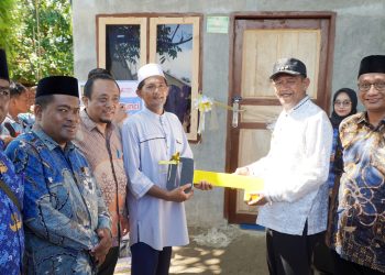 Syah Afandin Serahkan Kunci Bedah Rumah untuk 104 Warga Tapak Kuda Tanjungpura