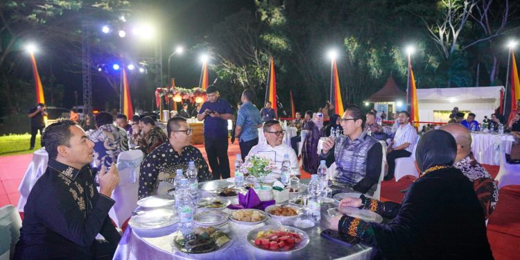 Kenakan Busana Batik Medan Buatan UMKM, Rico Waas & Ketua TP PKK Hadiri Gala Dinner Muskomwil I APEKSI