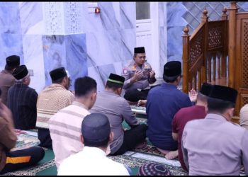 Kapolres Dairi Imami Shalat Maghrib Berjamaah di Masjid Telaga Zamzam