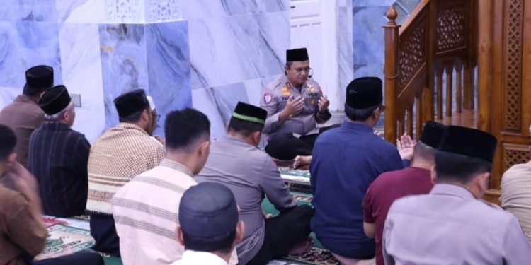Kapolres Dairi Imami Shalat Maghrib Berjamaah di Masjid Telaga Zamzam