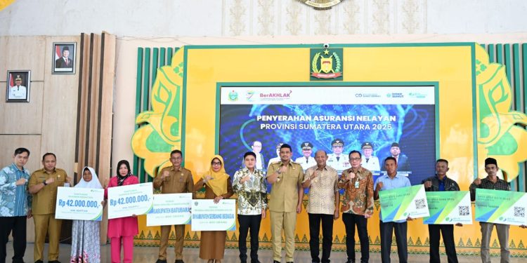 Gubernur Bobby Serahkan 1.600 Asuransi Nelayan di Langkat