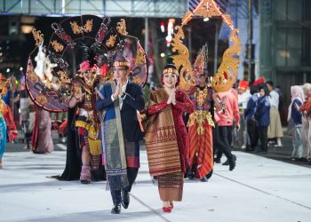 Kenakan Pakaian Adat Toba, Wali Kota Rico & Ketua TP PKK Ikuti Karnaval Budaya Munas APEKSI