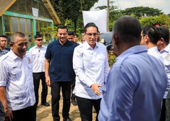 Jalankan Program Urban Farming, Rico Waas Serahkan Mandat Kepada Koordinator Kecamatan Tani Merdeka Indonesia