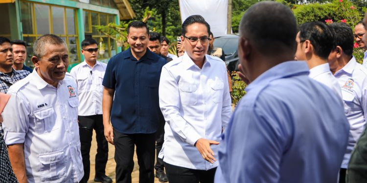 Jalankan Program Urban Farming, Rico Waas Serahkan Mandat Kepada Koordinator Kecamatan Tani Merdeka Indonesia