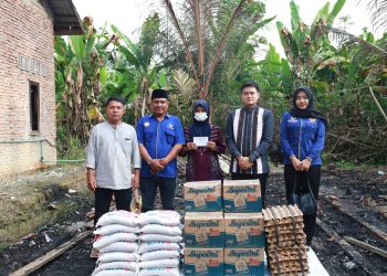 Pungut Butiran Beras di Puingan Reruntuhan Rumah, Ricky Anthony Berikan Bantuan Kepada Jamiah