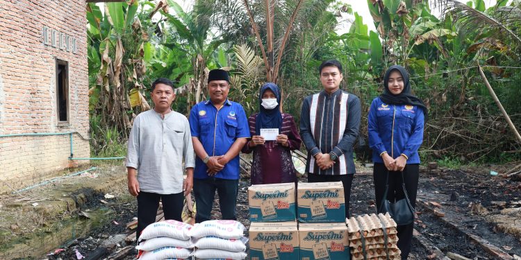 Pungut Butiran Beras di Puingan Reruntuhan Rumah, Ricky Anthony Berikan Bantuan Kepada Jamiah