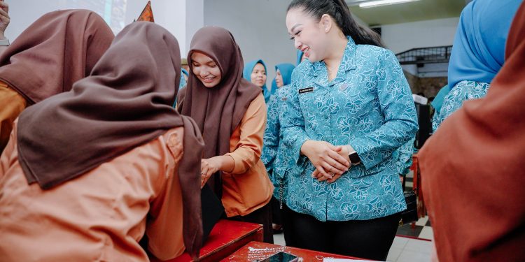Kunjungi Perguruan Eria, Airin Rico Waas Pastikan Program PAAR Berjalan dengan Baik