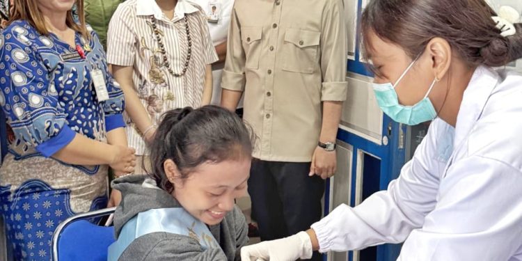 Gubernur Bobby Dampingi Gibran Tinjau Puskesmas dan Pasar Doloksanggul