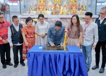 Wali Kota Rico Bersama Ketua TP PKK Hadiri Perayaan Tri Suci Waisak di Vihara Vimala Marga