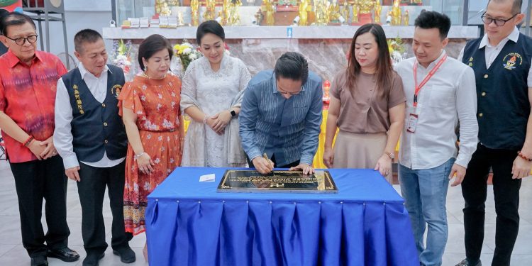 Wali Kota Rico Bersama Ketua TP PKK Hadiri Perayaan Tri Suci Waisak di Vihara Vimala Marga
