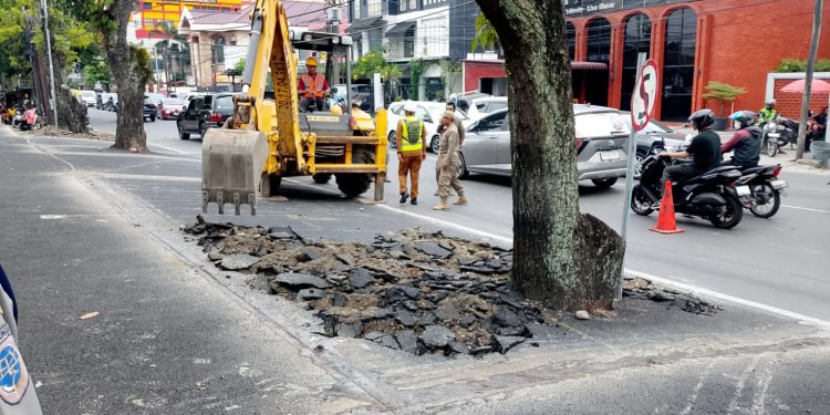 Menyalahi Aturan, Pemko Medan Bongkar Paksa Lahan Parkir Ilegal di Depan Dara Kupi