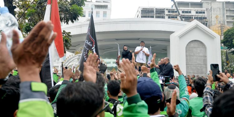 Ribuan Driver Ojol Gelar Aksi Demo, Gubernur Bobby Temui dan Dengarkan Keluhan