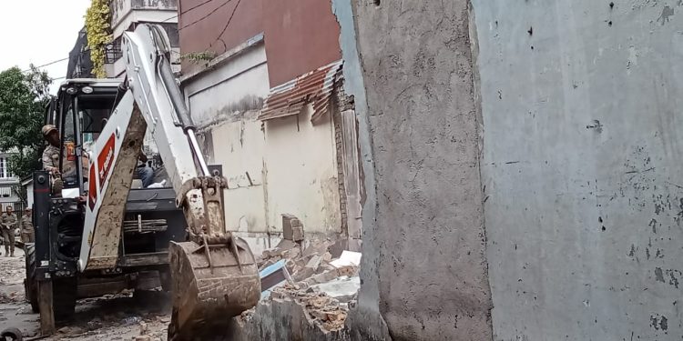 Pemko Medan Bongkar Paksa Dua Unit Bangunan Ilegal di Jalan Bayam