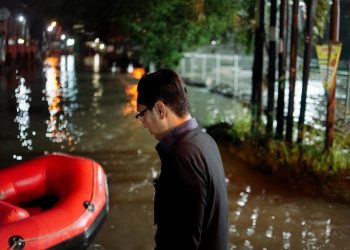 Tanggapi Keluhan Warga, Wali Kota Rico Turun Langsung Tinjau Banjir di Jalan Eka Rasmi dan Eka Warni
