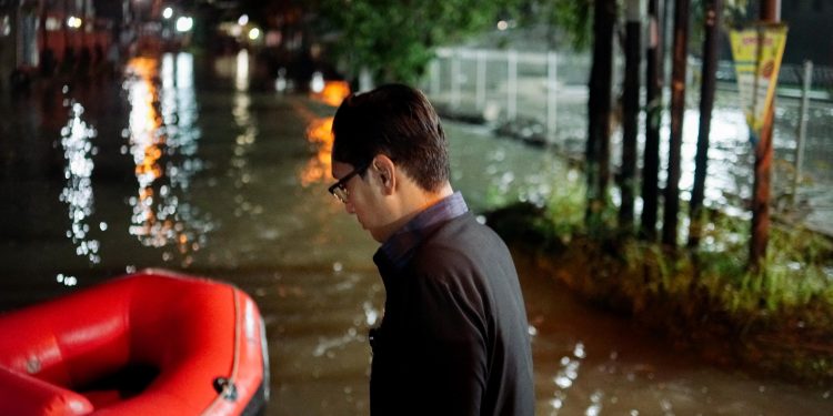 Tanggapi Keluhan Warga, Wali Kota Rico Turun Langsung Tinjau Banjir di Jalan Eka Rasmi dan Eka Warni